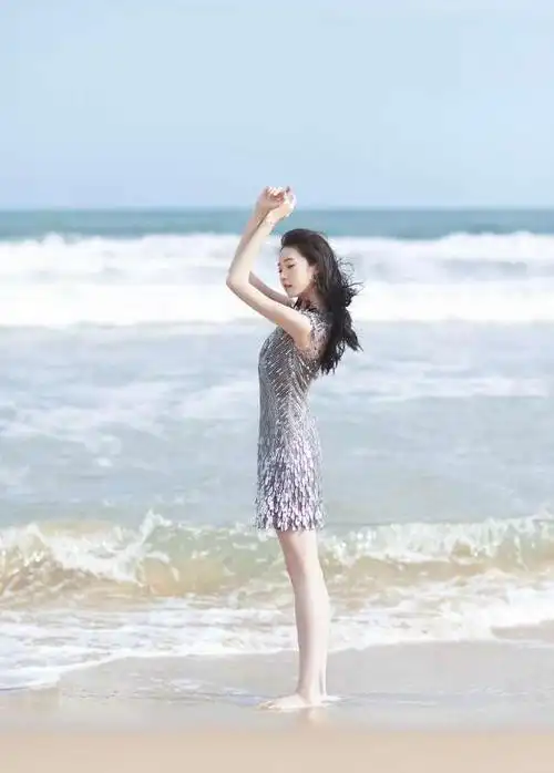 张艺凡海边写真照火了,当她站直那一刻,才知道啥叫候鸟腿