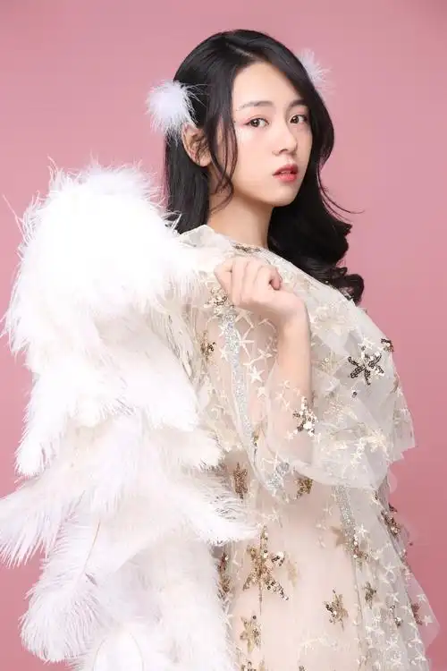 王子彤惊艳!一身羽毛裙装浪漫优雅,如同长上了翅膀的女神