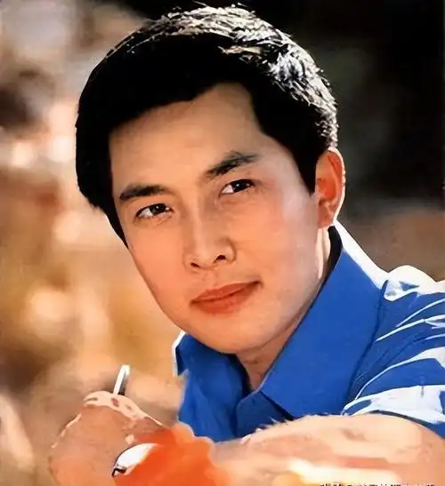 "皇帝专业户"唐国强:从小鲜肉转型到老戏骨,儿女双全晚年幸福