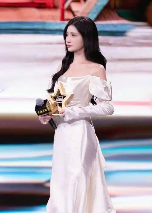 当晚,身高164cm的陈意涵以一袭白色礼裙亮相,清新甜美的形象万众瞩目.