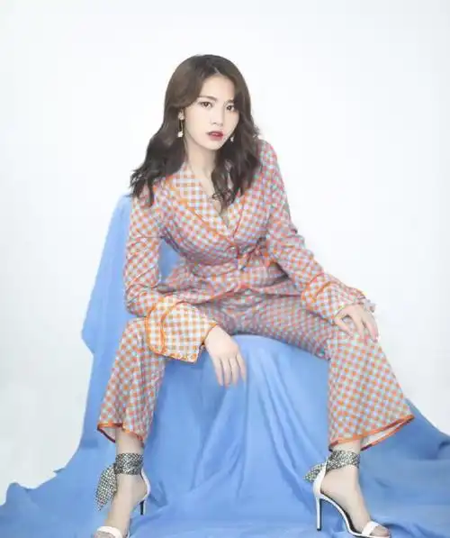 黄英(中国内地女歌手,演员)_尚可名片