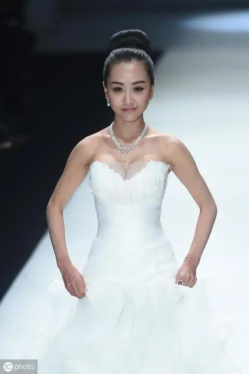 杨蓉的婚纱造型让人眼前一亮