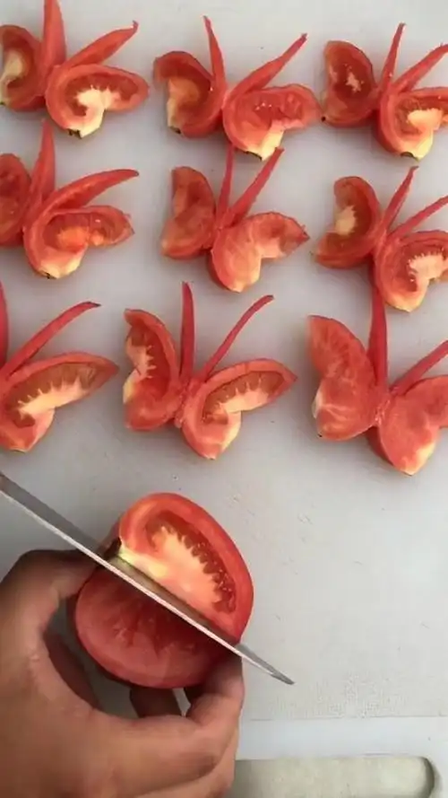 西红柿这样切,就可以变成蝴蝶的形状!