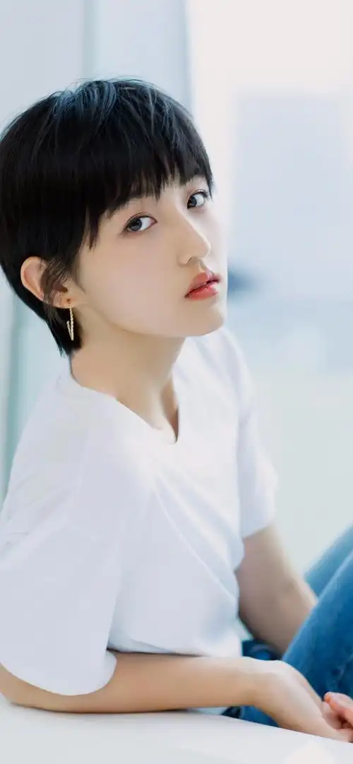 张子枫盐系短发手机壁纸