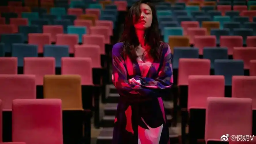 站上话剧舞台的倪妮脑子终于清醒了一回