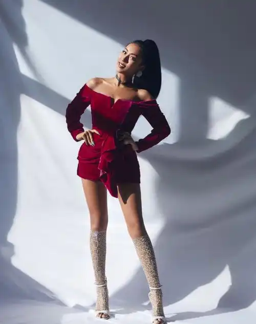 吉克隽逸不得了穿抹胸裙凹出大长腿堪称人间绝色