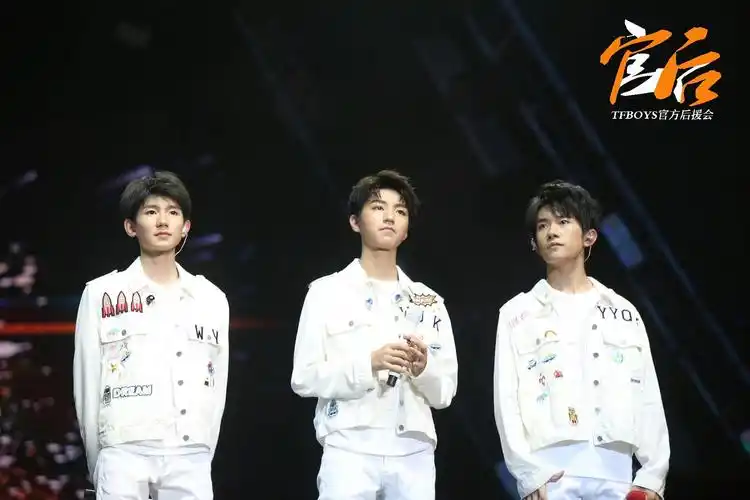 tfboys四周年演唱会现场视频和千玺高清图拿走不谢