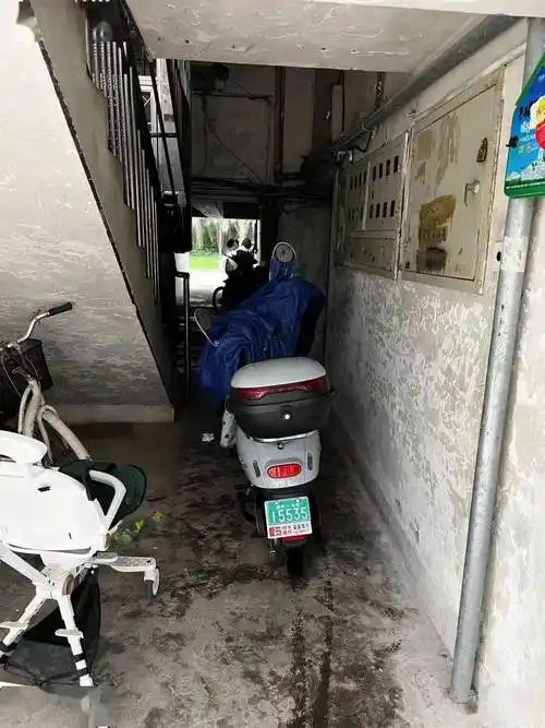 对违停违充车辆进行曝光并对违法车主进行处罚违规停放,充电专项检查