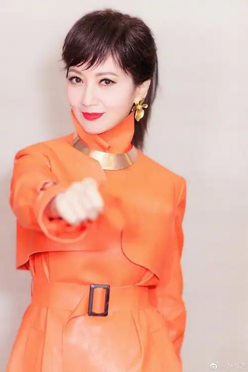 60岁倪萍近照曝光又瘦了,网友:下巴尖的吓人