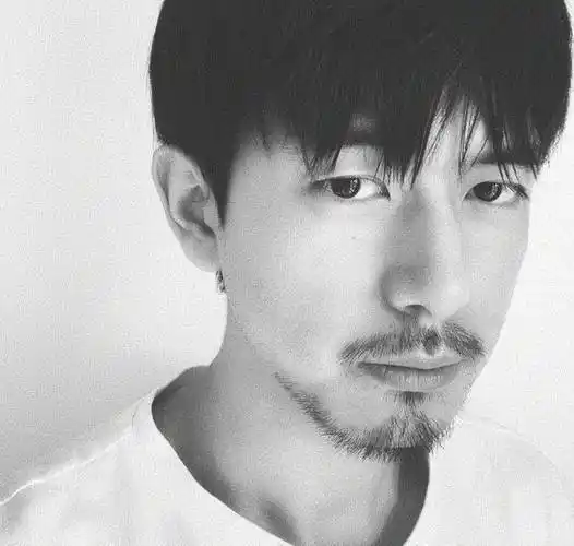 李现宅家任凭胡子"疯长",晒素颜照营业,刮掉胡子清新帅气_卫衣_造型_