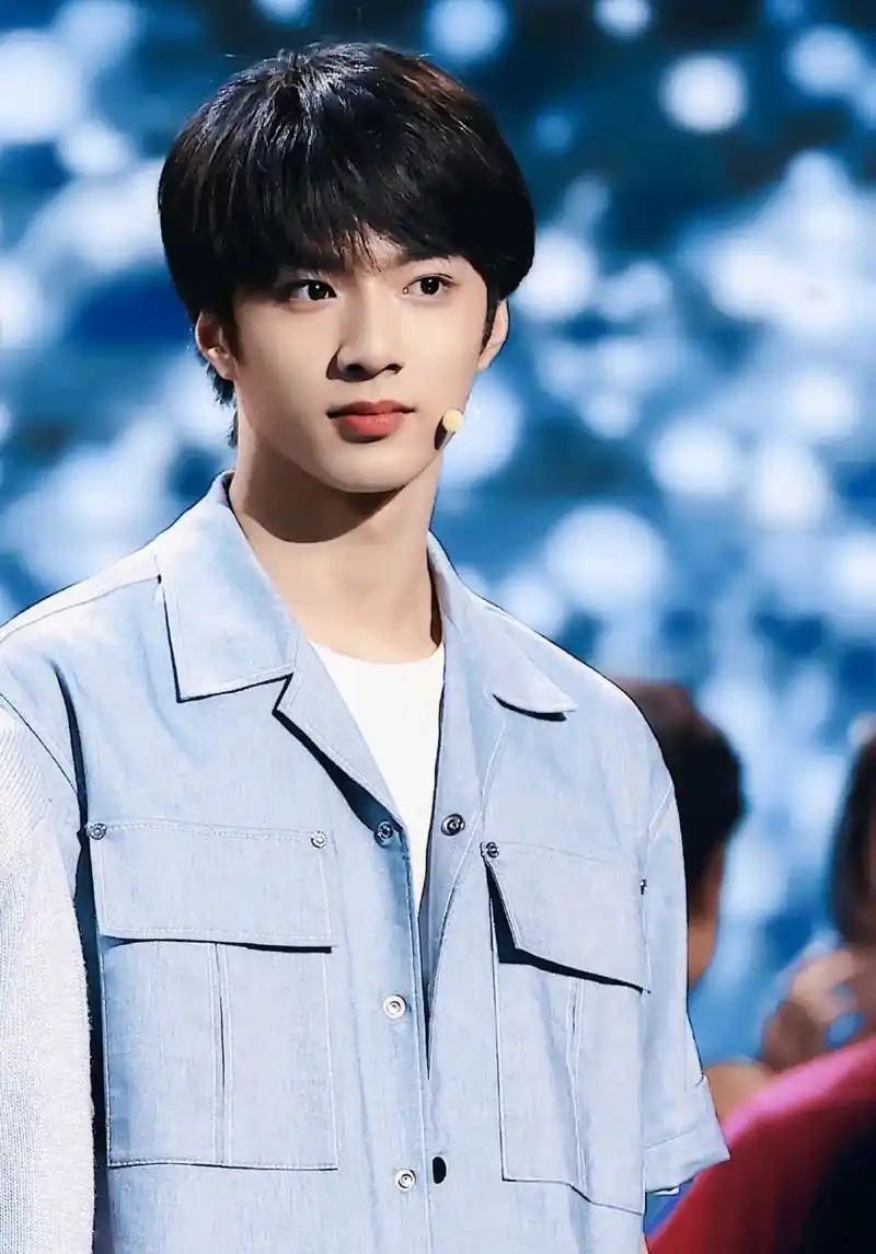 刘耀文录制萌探路透,灰色西装生图好绝,单手插兜不愧是狼崽