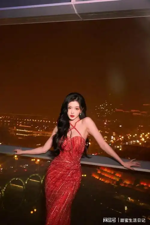 孔雪儿金色鎏金裙造型华丽璀璨美艳性感妩媚动人