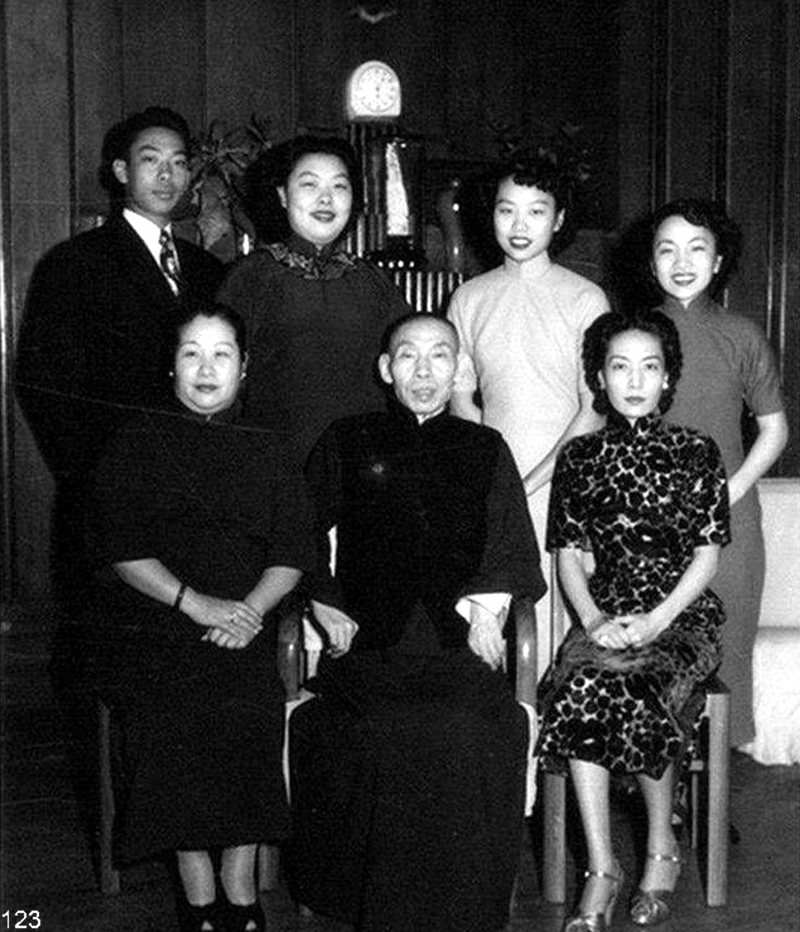 杜月笙五个如花似玉的夫人,透过照片你能看出谁最爱杜月笙吗?