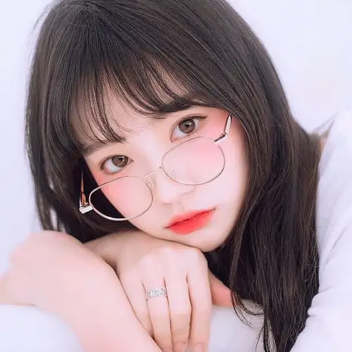 戴眼镜的粉嫩小妹儿