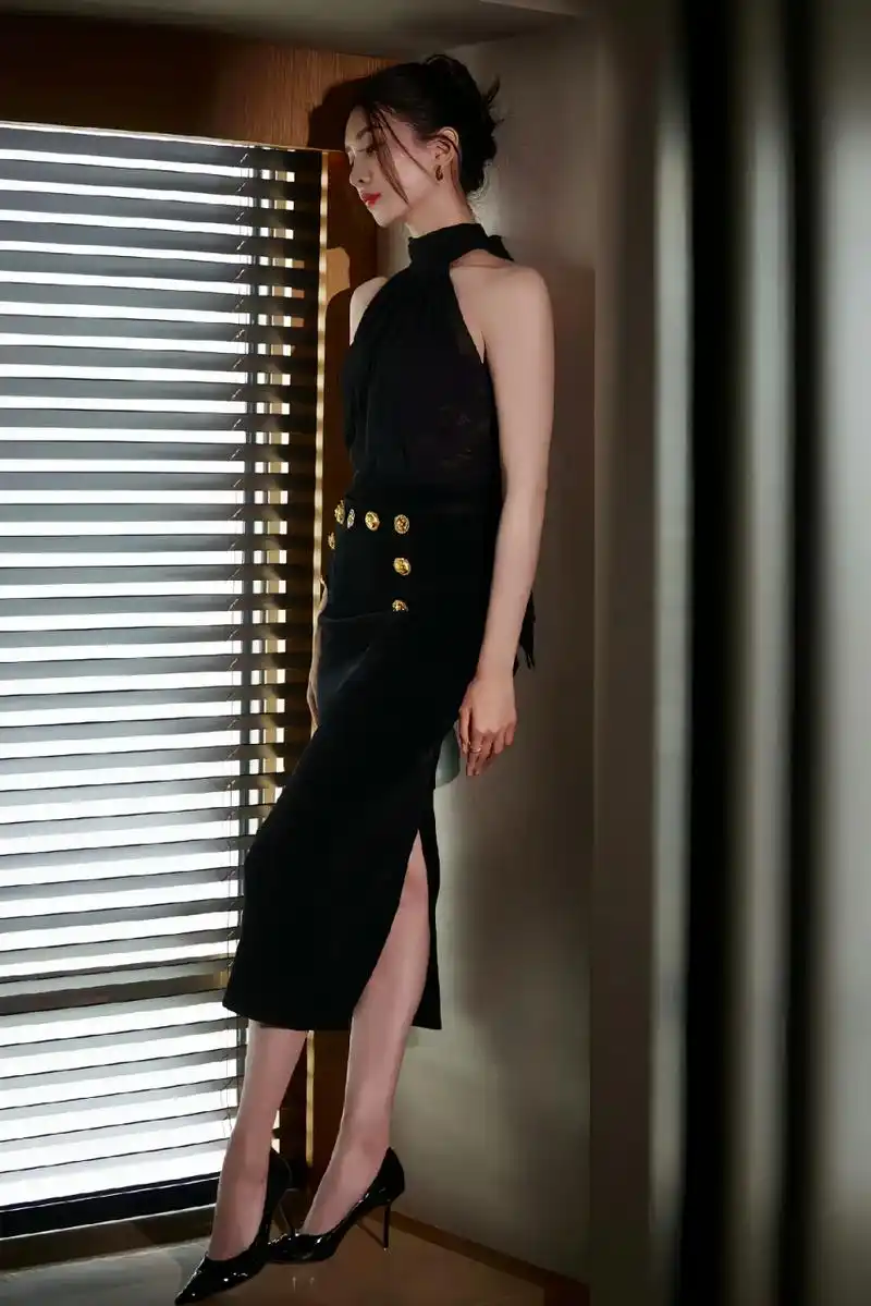 江疏影又美出新高度了,她的颜值属于耐看型,不管是早期还是如今的红唇