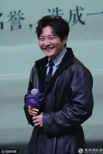 蓝盈莹分手后火速开工演绎性感御姐范 郭京飞穿皮大衣喜感十足