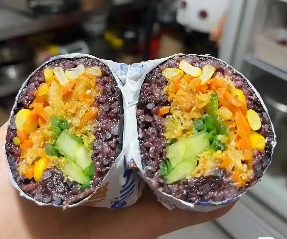 不出摊的日子,紫米饭团寿司可接受外卖预订.#这家店回头客超多 - 抖音