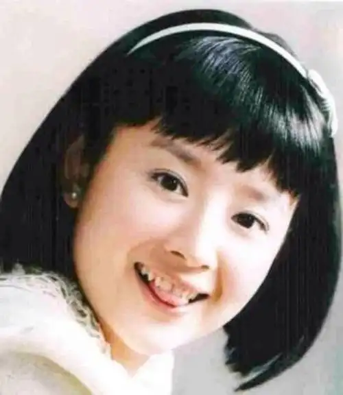 周迅佘诗曼董洁秦岚童年照片对比颜值最低的竟然是口碑爆棚的她