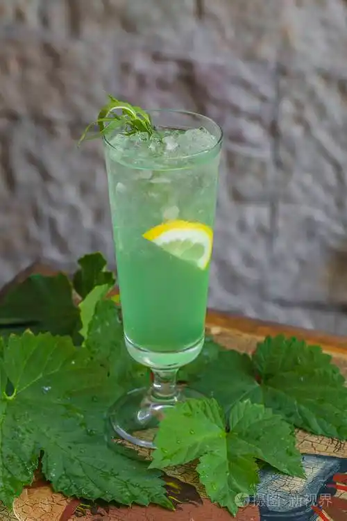 一杯柠檬水加冷柠檬水新鲜薄荷叶青柠冰块柠檬片美食摄影