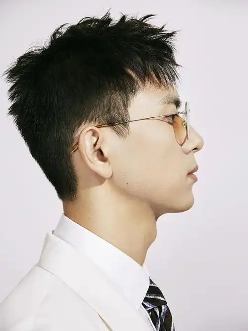 李现白西装造型化身英伦绅士 点缀条纹领带复古简约