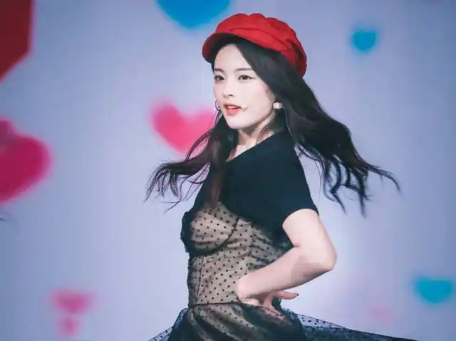 杨超越还曾留过紫发,这颜值你给打几分?网友:好像鹿晗