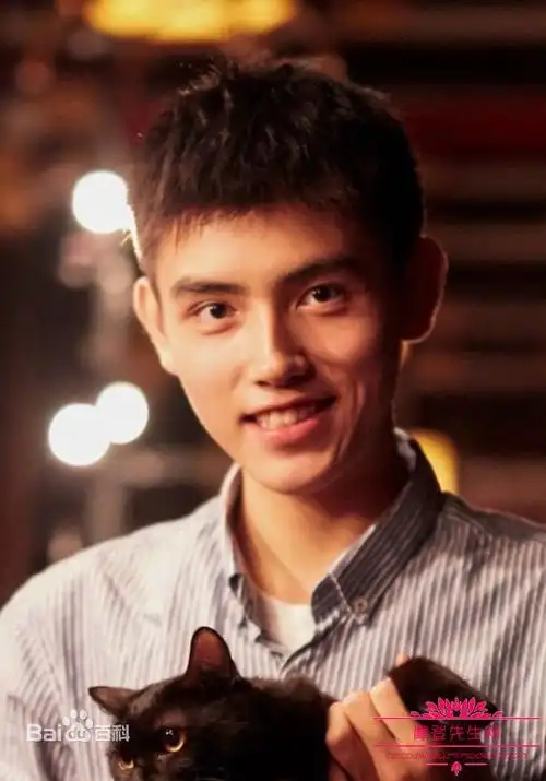 陈飞宇,2000年出生,中国内地男演员,就读于美国泰伯学院.