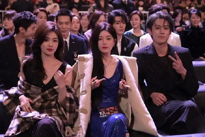 王鹤棣赵露思白鹿内场合照