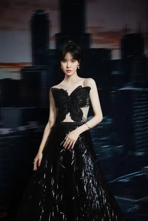 郁可唯超话#2024中国电影大数据荣誉之夜#极致典雅的暗夜精灵@郁可唯