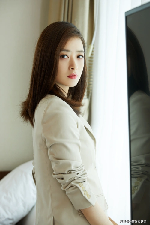 原创蒋欣拍戏嘴不停,穿宽松衣服仍撑出"富贵包",微胖女神虎背熊腰