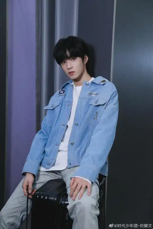 刘耀文四宫格缺一角随拍照