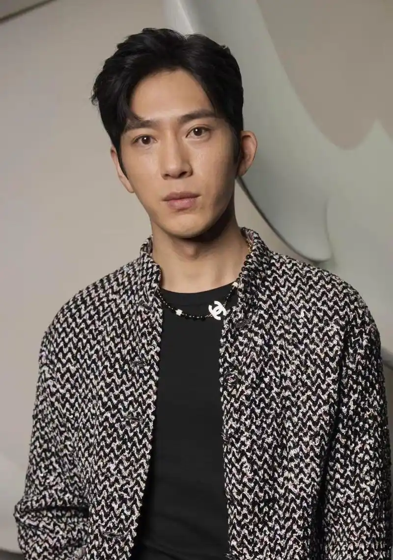 井柏然太实在了,怼脸图不p就放出来,连毛孔都看得一清二楚