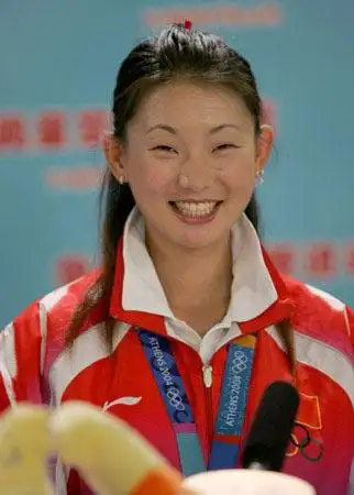 图文-何影作客华奥新浪聊天 可爱何影笑容满面