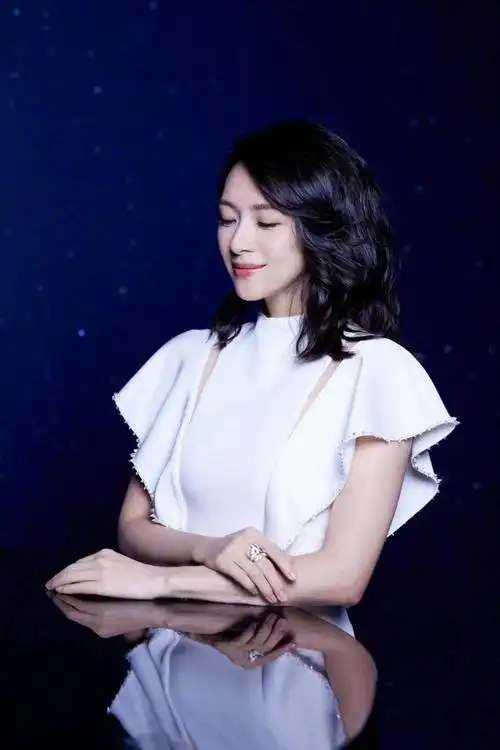 章子怡最近一次出席活动的照片被曝光,无论是照片上的照片,还是照片上