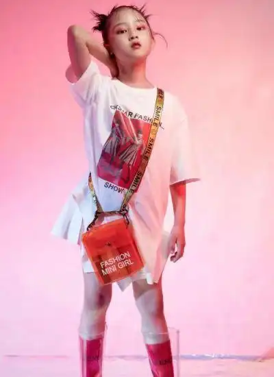 《我们的少年时代》果果,穿了一双中筒靴,网友:特别的亮眼!