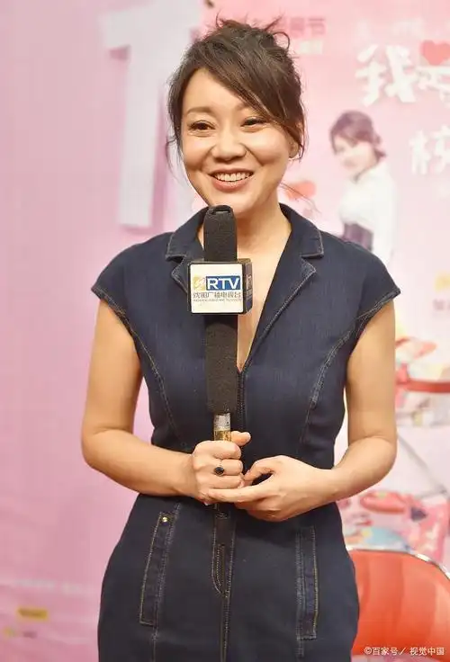 在2004年33岁的闫妮因为性格不合,辞去了妻子的职务,那时女儿只有六岁