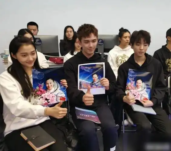 王俊凯吴磊同框,他乖巧的不像明星,两人的姿态差距一目了然!