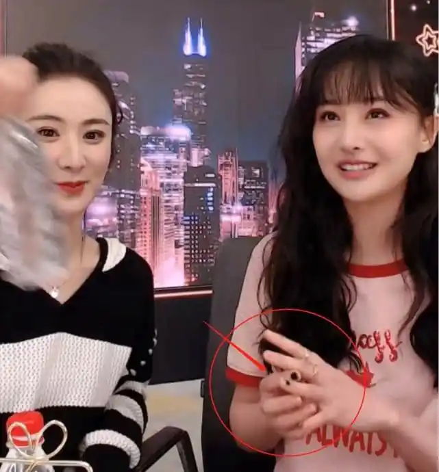 郑爽直播笑成"表情包",手上指甲油成亮点,充满小心思