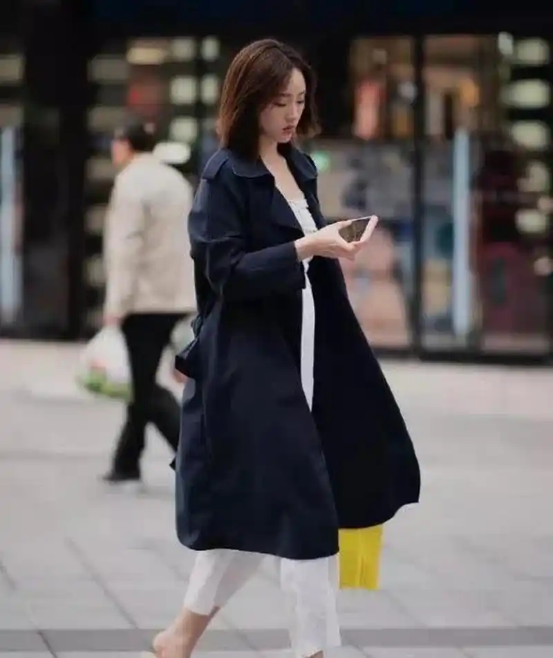 明媚妖娆的美女,一件黑色短袖配黑色牛仔裤,青春活力气息