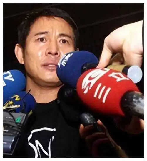 李连杰后事从简无需立碑办丧事树葬或海葬皆可