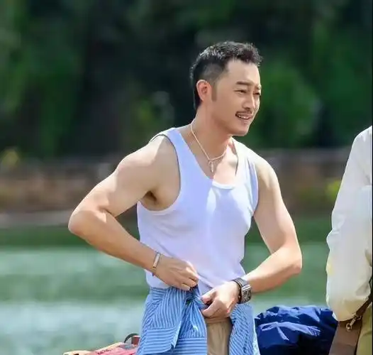 46岁演员沙溢晒近照瘦回白展堂,军艺校草巅峰归来!网友:爷青回