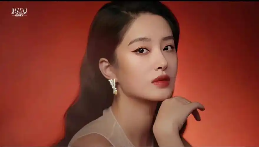 杨采钰芭莎珠宝十月封面黑发朱唇造型沉静优雅