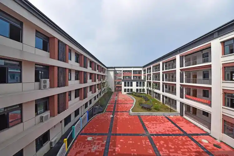 去看查桥实小的新学校啦