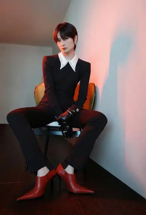 李宇春红色高跟鞋