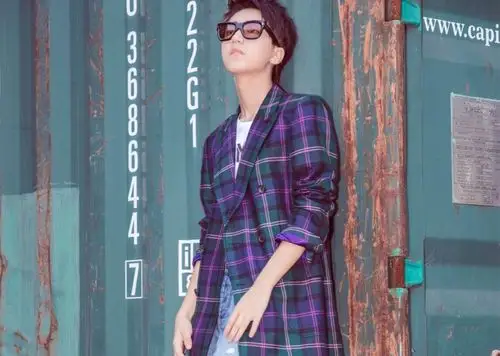 王俊凯阳光帅气壁纸_人气男团队长王俊凯