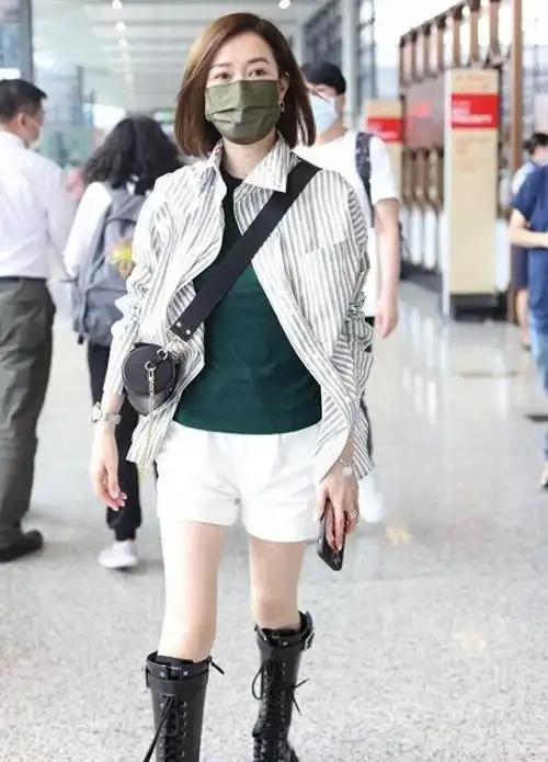 街拍佘诗曼的穿搭散发着时尚精致的风格,这让我们想到了年少时的纯真