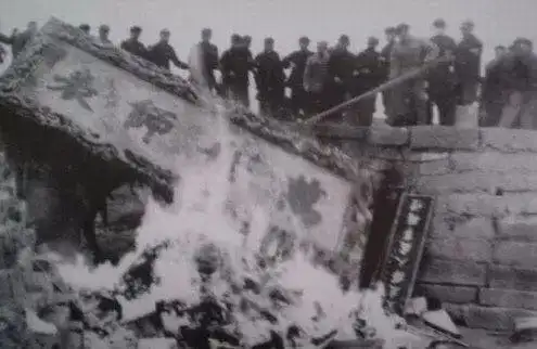 1966年孔子墓蒙难,红卫兵挖孔坟,圣贤头颅当球踢_网易订阅