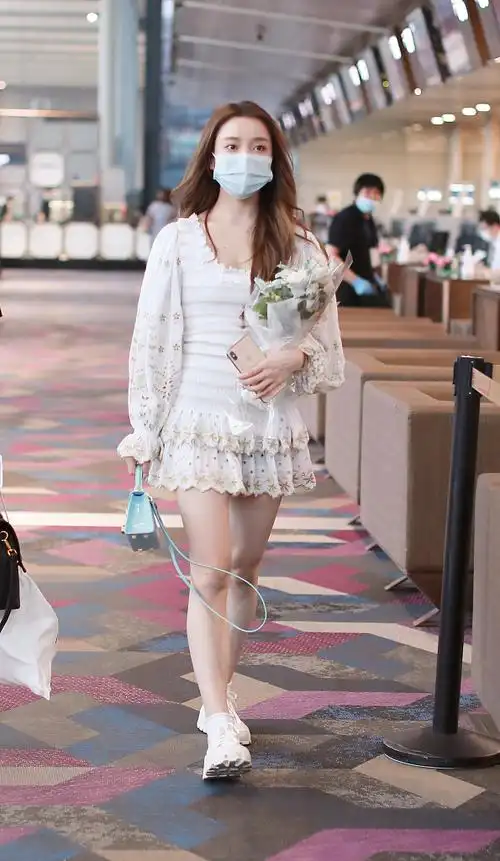 姜贞羽因伤退赛后回归创造营 穿超短裙秀"漫画腿"