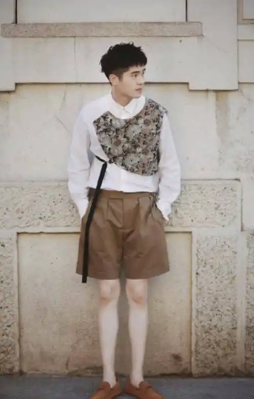 刘昊然挑战烟熏妆,时尚表现力超强,妖娆妆容依旧帅气十足_白色_穿着