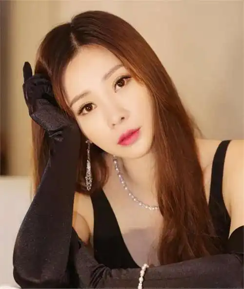 如今42岁嫁不出去的柳岩到底是好牌打烂了还是烂牌打好了