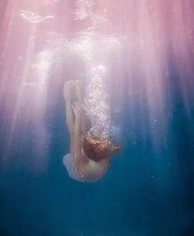 求坠入大海的图片或者是往海底沉下去的图最好是动漫的